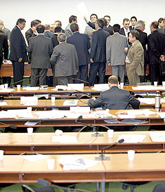 Tumulto provocado por lista ap�crifa apresentada pelo deputado petista Paulo Pimenta em sess�o conjunta das CPMIs dos Correios e do Mensal�o, no Senado, no �ltimo dia 10